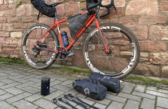 Werkzeugflasche und Taschen eines Bikepacking Setups