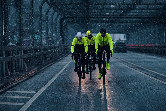 Radfahren im Regen: Regenbekleidung für Rennradfahren