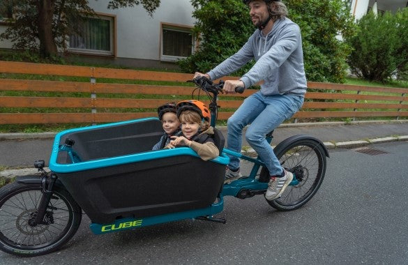 Famille sur un vélo cargo
